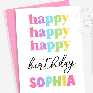 Może przedstawiać: Drukowana kartka urodzinowa z tekstem "happy happy happy birthday" w kolorach tęczy i imieniem "Sophia" w kolorach tęczy.