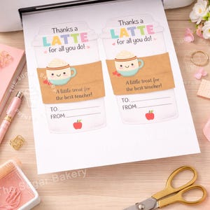 Op de afbeelding: Gedrukte bedankkaarten voor leraren met een latte-ontwerp. Elke kaart heeft een illustratie van een koffiekopje, de tekst "Thanks a LATTE for all you do!" en ruimte om "Aan" en "Van" te schrijven. Een rode appelafbeelding is ook inbegrepen.