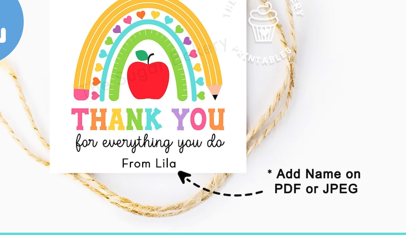 Op de afbeelding: Een vierkant label met een regenboog, appel en potlood ontwerp. De tekst luidt "THANK YOU for everything you do From Lila". Het label is vastgebonden met touw, voor een cadeau of kaart.