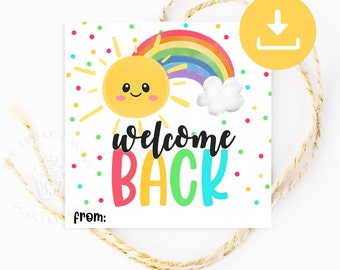 Könnte beinhalten: Druckbarer Willkommen-zurück-Schulaufkleber mit einer lächelnden Sonne, einem Regenbogen und bunten Konfetti. Der Aufkleber lautet "Willkommen zurück" mit Platz für einen Namen.
