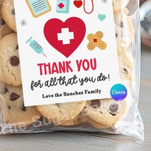 Puede incluir: Una bolsa de pl&aacute;stico transparente llena de galletas con chispas de chocolate. Una etiqueta blanca con ilustraciones m&eacute;dicas y el texto "THANK YOU for all that you do!" est&aacute; adjunta. La etiqueta tambi&eacute;n incluye el texto "Love the Sanchez Family."
