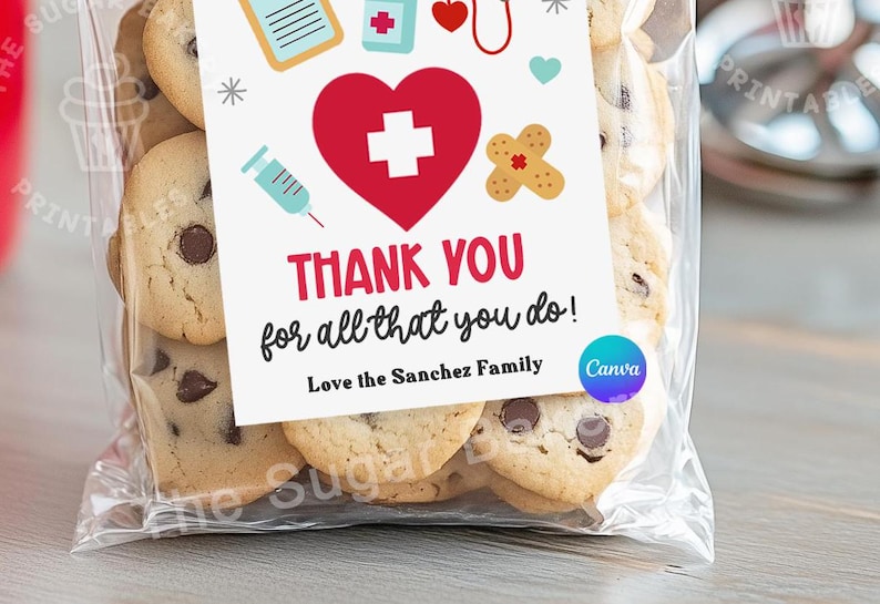 Puede incluir: Una bolsa de pl&aacute;stico transparente llena de galletas con chispas de chocolate. Una etiqueta blanca con ilustraciones m&eacute;dicas y el texto "THANK YOU for all that you do!" est&aacute; adjunta. La etiqueta tambi&eacute;n incluye el texto "Love the Sanchez Family."