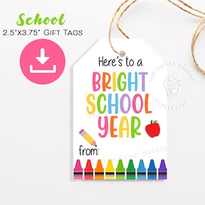 Hier ist ein helles SCHULjahr druckbares Etikett, Zurück zu Schulgeschenkanhänger, Lehrerwertschätzungsanhänger, 1