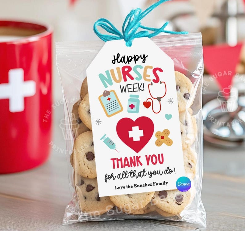 Puede incluir: Una bolsa transparente llena de galletas con chispas de chocolate, atada con una cinta y etiqueta turquesa. La etiqueta dice "Happy Nurses Week!" con gr&aacute;ficos m&eacute;dicos y "Thank You for all that you do!"