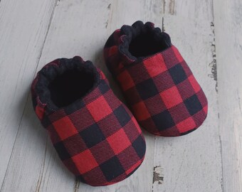 Zapatos de bebé / "Red Buffalo Plaid" / Cuadros vichy rojo y negro / Mocasines de suela blanda / Pantuflas de bebé unisex / Conjuntos navideños de invierno /