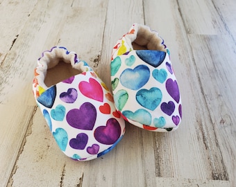Zapatos de bebé / Corazones de arco iris de acuarela / Mocasines de suela blanda / Zapatos de cuna / Zapatillas para niños pequeños / Anuncio de embarazo / Regalo de ducha de bebé
