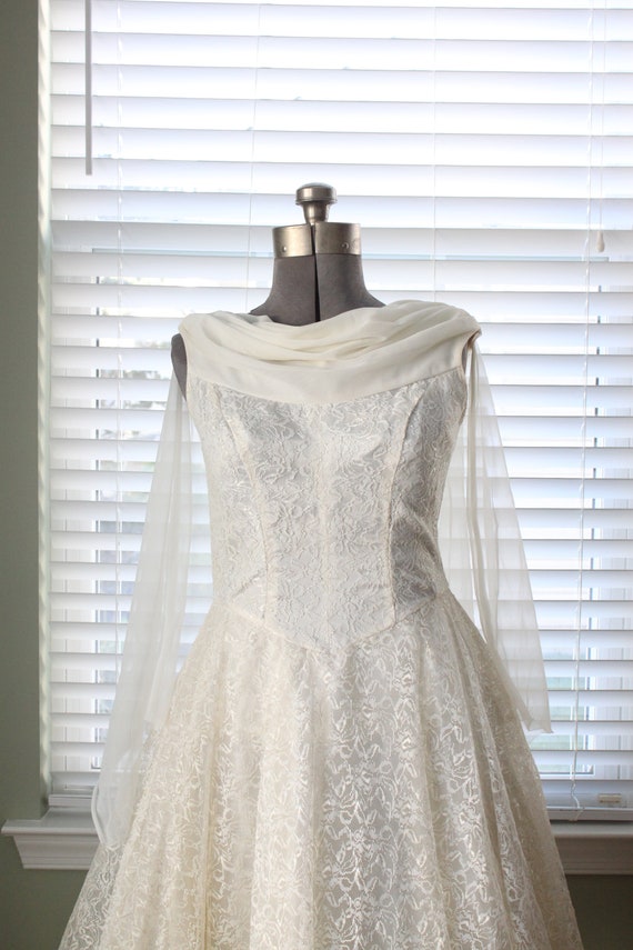 1950s Off-White Lace Party Dress with Chiffon Sca… - image 3