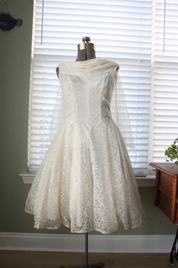 1950s Off-White Lace Party Dress with Chiffon Sca… - image 2