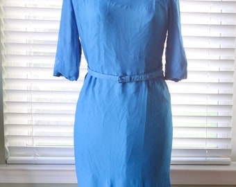 Vestido de cóctel de gasa azul de la noche de la década de 1950 con broche Starbust