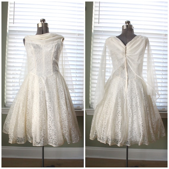 1950s Off-White Lace Party Dress with Chiffon Sca… - image 1