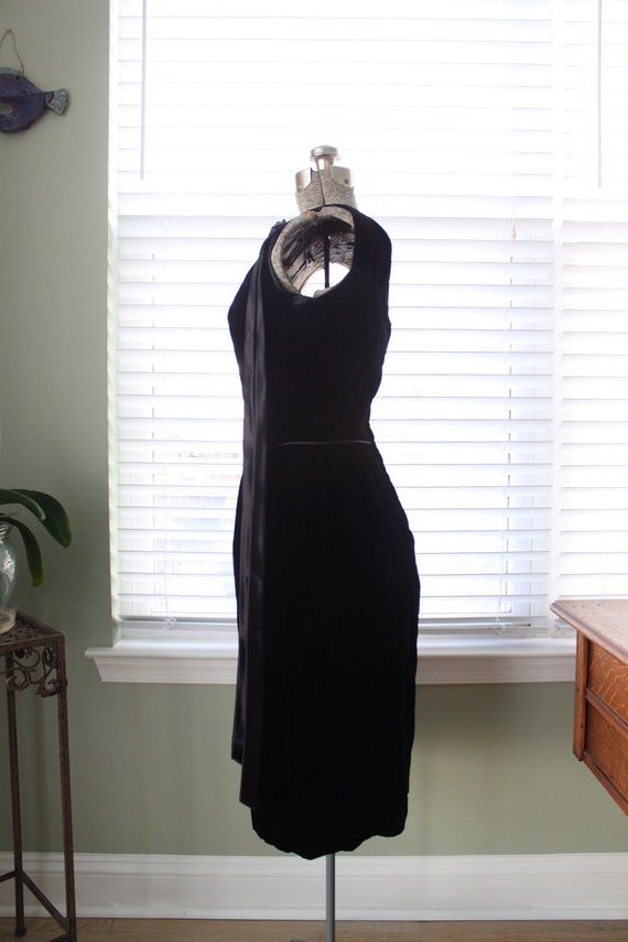 1960s Ink Black velvet Wiggle Dress with Long Sat… - image 7
