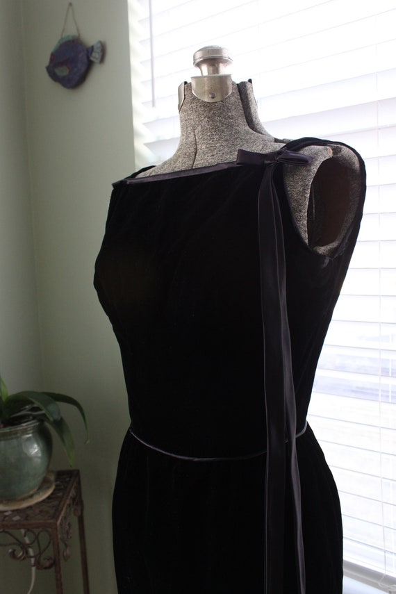 1960s Ink Black velvet Wiggle Dress with Long Sat… - image 3