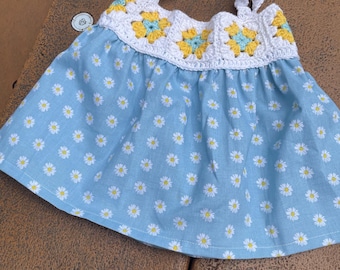 handgehäkeltes Babykleid aus Baumwolle