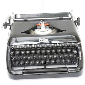 macchina da scrivere d&#39;epoca ERIKA Mod. 10 nera (tw82), anni &#39;50, con nastro, perfettamente funzionante! molto rara!