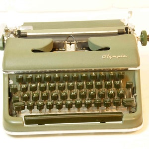 macchina da scrivere d&#39;epoca OLYMPIA SM 4 verde (tw24), 1959, con custodia originale, con nastro, perfettamente funzionante!