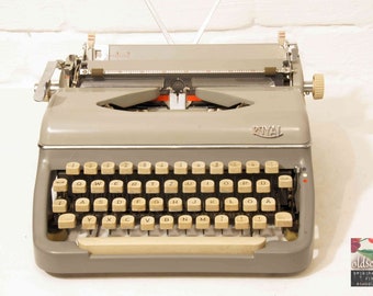 vintage typewriter  Royal  grey (tw31), 1954, with original case, with ribbon, no longer functional! Decoration!