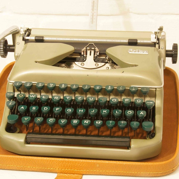 vintage typewriter  ERIKA mod. 11  green (tw30), 1957, with original case, no longer functional! Decoration!