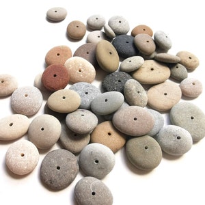44 Mitte GEbohrte kleine flache baltische Strandsteine, 1 cm - 2 cm / 0,39 &#39;&#39; - 0,78 &#39;&#39;, gebohrte Steine, Steinhandwerk, Perlen