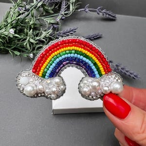Regenboog broche, Regenboog met wolken, Kralen patch, LGBT, Regenboog glitter broche, Regenboogliefhebber, Cadeau voor kunstleraar, Heilig, heldere regenboog