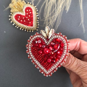 Broche bordado de coração sagrado, broche de coração vermelho, alfinete de amor, presente de dia dos namorados, coração sagrado de Jesus, coração cósmico de lua de marinheiro