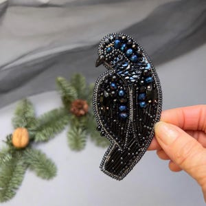 Raven Brooch, Crow, Bird brooch Pin, Raven Beaded Brooch, Black Raven Badge, Black bird, Gift for men, skull pin