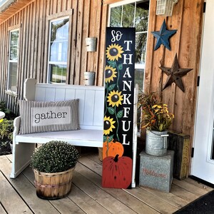 Dankbares Herbstschild. Vertikales Holzschild. Halloween, Herbst, Thanksgiving Holz Veranda Zeichen und Dekor.