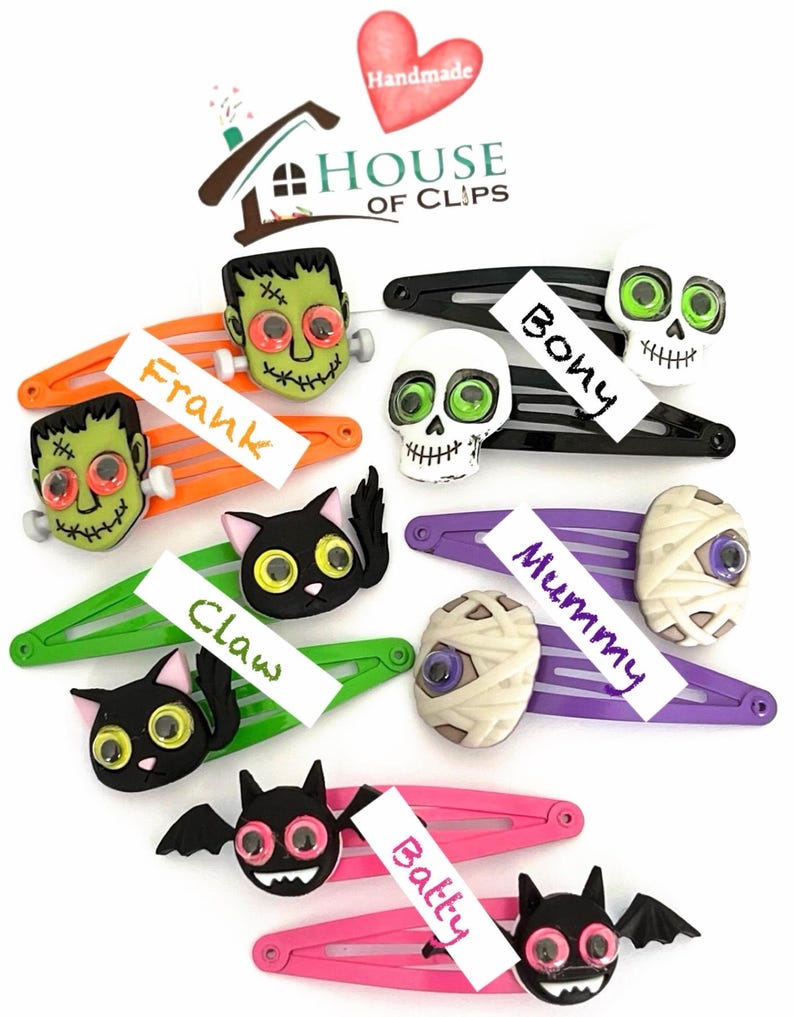 Pode incluir: Conjunto de dez presilhas de cabelo com tema de Halloween com olhos saltitantes. As presilhas representam personagens como uma m&uacute;mia, um esqueleto, um gato, um morcego e um monstro de Frankenstein. Cada presilha tem uma etiqueta com um nome, como "Frank", "Bony", "Claw", "Batty" e "Mummy".