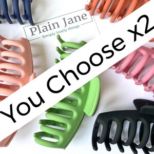 Puede incluir: Surtido de pinzas para el pelo de pl&aacute;stico de colores. Elige dos pinzas de la selecci&oacute;n de verde, rosa, negro, naranja y azul. T&uacute; eliges x2.