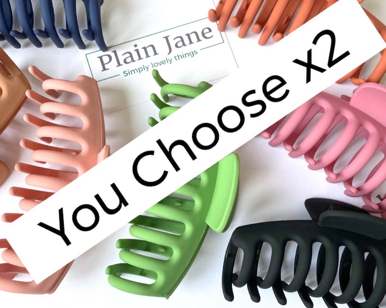 Puede incluir: Surtido de pinzas para el pelo de pl&aacute;stico de colores. Elige dos pinzas de la selecci&oacute;n de verde, rosa, negro, naranja y azul. T&uacute; eliges x2.