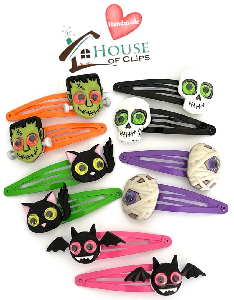 Pode incluir: Conjunto de 10 presilhas de cabelo com tema de Halloween que representam v&aacute;rios personagens como uma caveira, um gato, um morcego, uma m&uacute;mia e Frankenstein. Cada presilha tem olhos saltitantes e &eacute; feita de pl&aacute;stico. As presilhas s&atilde;o de v&aacute;rias cores, incluindo preto, laranja, verde, roxo, rosa e branco.