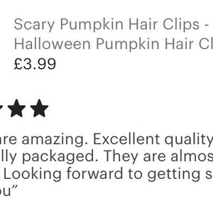 Pode incluir: Cinco estrelas pretas e uma avalia&ccedil;&atilde;o de um cliente para um conjunto de prendedores de cabelo de ab&oacute;bora de Halloween. A avalia&ccedil;&atilde;o diz: "S&atilde;o incr&iacute;veis. Qualidade excelente e lindamente embalados. S&atilde;o quase demasiado bonitos para usar! Estou ansioso para comprar mais. Obrigado."