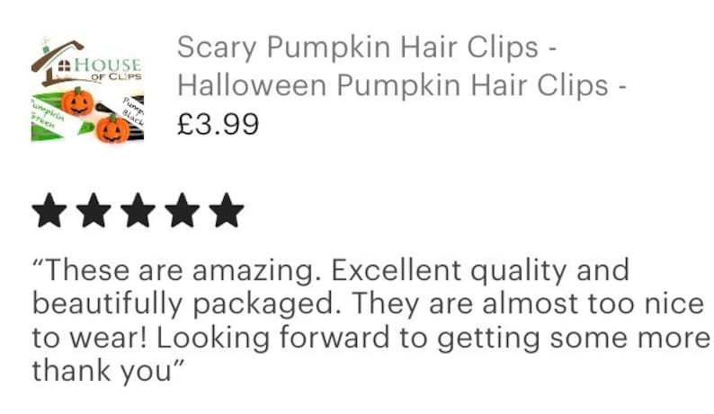 Pode incluir: Cinco estrelas pretas e uma avalia&ccedil;&atilde;o de um cliente para um conjunto de prendedores de cabelo de ab&oacute;bora de Halloween. A avalia&ccedil;&atilde;o diz: "S&atilde;o incr&iacute;veis. Qualidade excelente e lindamente embalados. S&atilde;o quase demasiado bonitos para usar! Estou ansioso para comprar mais. Obrigado."