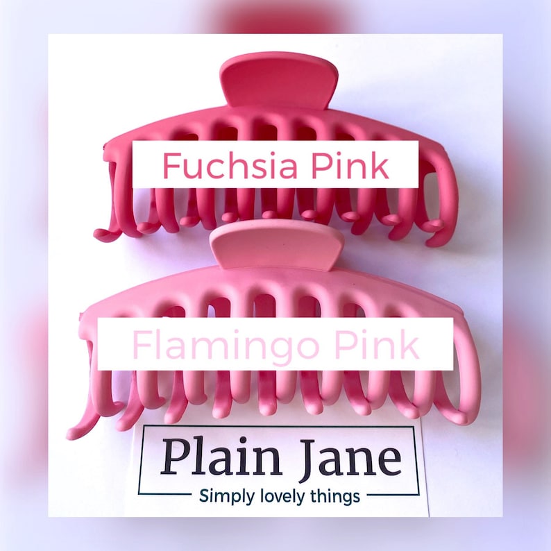 Puede incluir: Dos grandes pinzas para el pelo de color rosa. La pinza superior es de color rosa fucsia brillante y la pinza inferior es de color rosa flamenco m&aacute;s claro. El texto "Fuchsia Pink" est&aacute; por encima de la pinza superior y el texto "Flamingo Pink" est&aacute; por encima de la pinza inferior. El texto "Plain Jane" est&aacute; debajo de la pinza inferior.