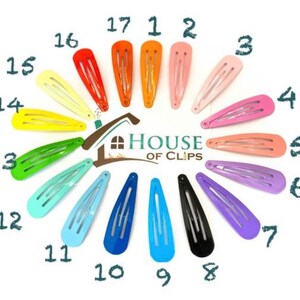 K&ouml;nnte beinhalten: Ein Satz von 17 bunten Haarklammern, die in einem Kreis angeordnet sind. Die Klammern sind von 1 bis 17 nummeriert. Der Text "HOUSE OF CLIPS" befindet sich in der Mitte des Kreises.