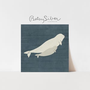 Könnte beinhalten: Quadratischer Druck mit einer minimalistischen Illustration von zwei Belugawalen auf einem dunkelblauen Hintergrund. Der größere Wal ist weiß, und der kleinere Wal ist hellgrau. Der Druck ist mit "Betsy Silver Illustration" in Kursivschrift signiert.