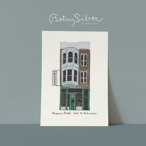 Könnte beinhalten: Illustration eines Gebäudes mit einer Buchhandlung, "Mystic Books", im Erdgeschoss. Das Gebäude hat eine braune Fassade mit einem Erker und einem grünen Laden. Der Text "Mystic Books 1564 N Milwaukee" befindet sich unten.