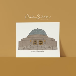Könnte beinhalten: Illustration des Adler Planetariums mit einem Kuppeldach und Stufen zum Eingang. Das Kunstwerk ist mit "Betsy Silver Illustration" signiert, und der Name des Gebäudes steht darunter. Auf weißem Hintergrund.