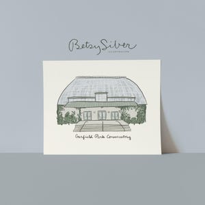 Könnte beinhalten: Eine weiße Keramik-Tasse mit schwarzem Henkel und dem Text "But First, Coffee" in schwarzer, fetter Schrift. Die Tasse steht auf einer weißen Oberfläche. Die Tasse scheint 355 ml zu fassen.