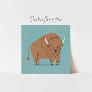 Könnte beinhalten: Illustration eines braunen Bisons mit weißen Hörnern auf türkisblauem Hintergrund. Der Bison ist im Cartoon-Stil mit zotteligem Fell und kleinem Schwanz gezeichnet. Die Signatur des Künstlers, "Betsy Silver Illustration", befindet sich oben links.