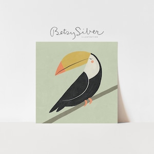 Könnte beinhalten: Illustration eines Tukanvogels auf einem Ast. Der Vogel hat einen großen gelben Schnabel mit einer orangefarbenen Spitze, einen schwarzen Körper, ein weißes Gesicht und orangefarbene Füße. Der Hintergrund ist hellgrün. Der Text "Betsy Silver Illustration" steht oben.