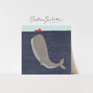 Könnte beinhalten: Illustration eines grauen Wals, der in dunkelblauem Wasser schwimmt, mit einem roten Boot am Horizont. Ein Schwarm kleiner, dunkler Formen folgt dem Wal. Die Signatur des Künstlers, "Betsy Silver Illustration", befindet sich in der oberen linken Ecke.