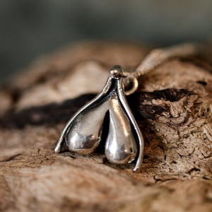 CLITORIS PENDANT - Collana clilit in argento - Gioielli femministi di Kieve Pauzé