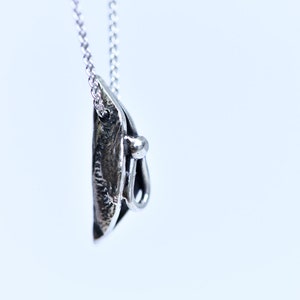 Mini Vulva Halskette - Pendentif Vulve - Vagina Anhänger - Feministischer Schmuck - Handgemacht von Kieve Pauzé Bild 6