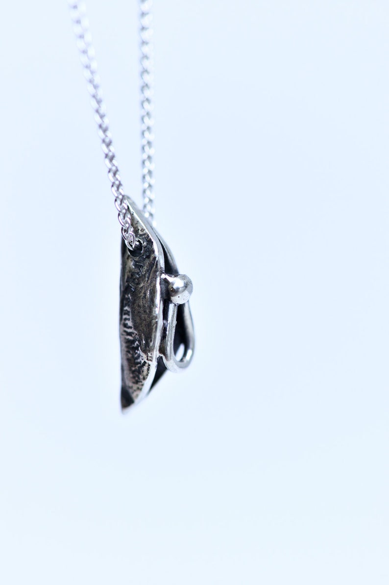 Mini Vulva Halskette - Pendentif Vulve - Vagina Anhänger - Feministischer Schmuck - Handgemacht von Kieve Pauzé Bild 6