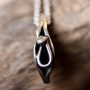 Mini Vulva Halskette - Pendentif Vulve - Vagina Anhänger - Feministischer Schmuck - Handgemacht von Kieve Pauzé Bild 2