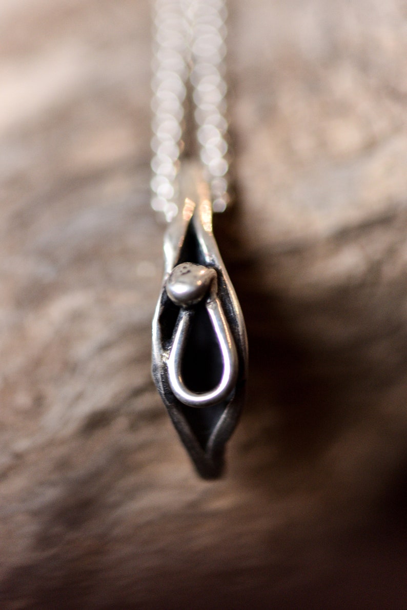 Mini Vulva Halskette - Pendentif Vulve - Vagina Anhänger - Feministischer Schmuck - Handgemacht von Kieve Pauzé Bild 2