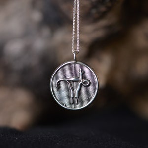 Uterus giving the middle finger pendant - Feminist necklace - Silver necklace made by Kieve Pauze