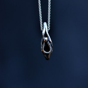 Mini Vulva Halskette - Pendentif Vulve - Vagina Anhänger - Feministischer Schmuck - Handgemacht von Kieve Pauzé Bild 3