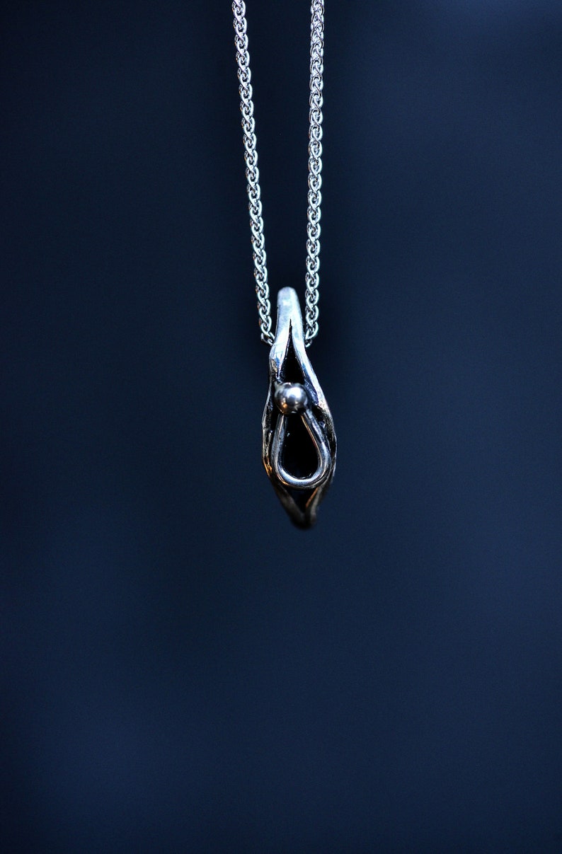 Mini Vulva Halskette - Pendentif Vulve - Vagina Anhänger - Feministischer Schmuck - Handgemacht von Kieve Pauzé Bild 3
