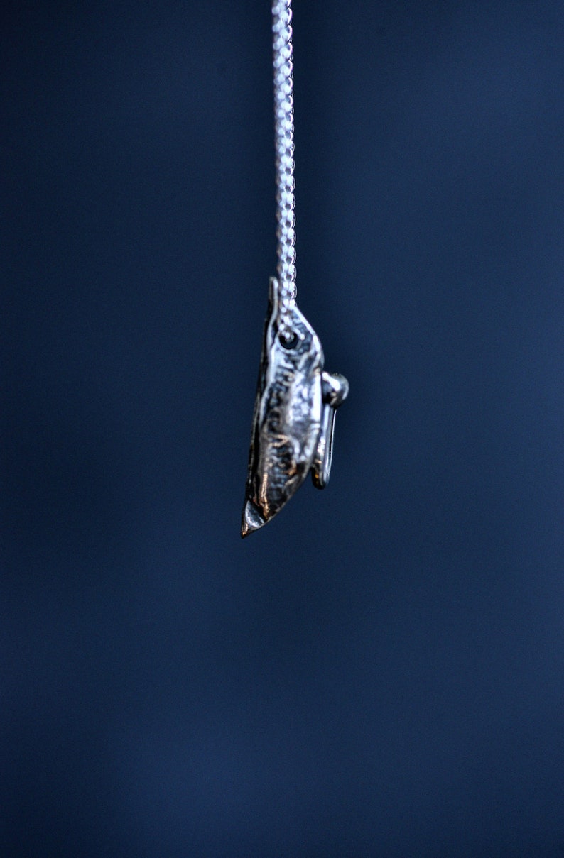 Mini Vulva Halskette - Pendentif Vulve - Vagina Anhänger - Feministischer Schmuck - Handgemacht von Kieve Pauzé Bild 4